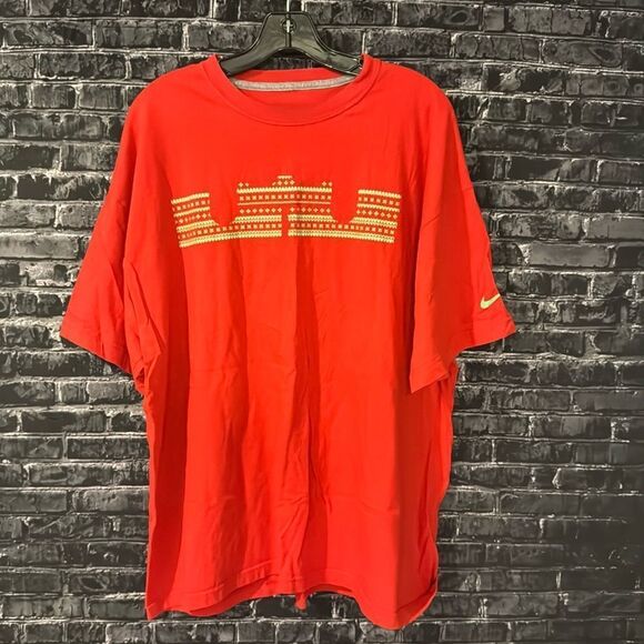 Nike LeBron James T-Shirt XXL Christmas Colors - Picture 1 of 4
